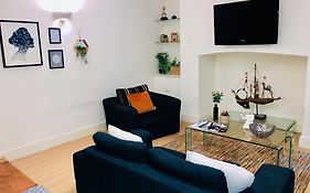 Contemporary Large Apartment In An Ideal Location